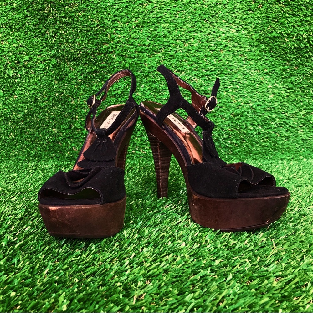 👠 Steve Madden ruffled heels